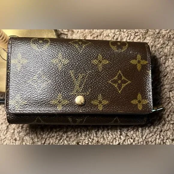 Authentic Louis Vuitton Porte Monnaie
Billets Tresor - Picture 1 of 10